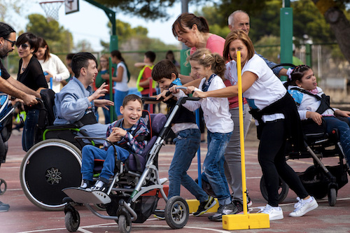 De jeunes handicapés participent à des activités sportives grâce à l’aide de bénévoles.