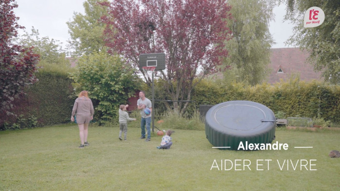 une famille qui joue dans le jardin