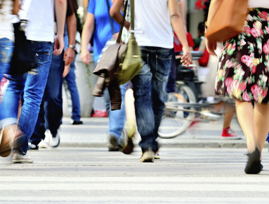 Foule marchant dans la rue