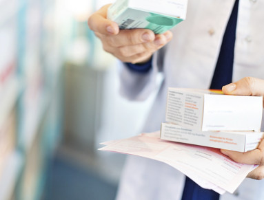 Pharmacien tenant des boîtes de médicaments