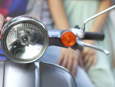 Jeunes sur un scooter