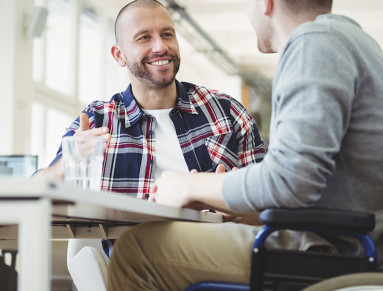 Homme handicapé souriant