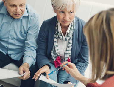 Personnes âgées parlant de leur assurance vie