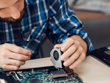 Informaticien réparant un ordinateur