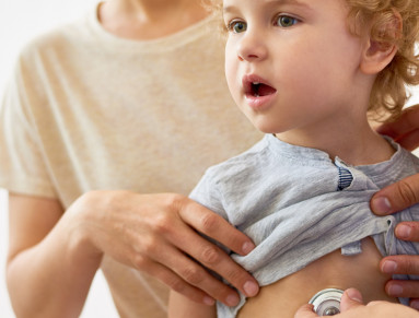 Médecin écoutant le coeur d'un enfant