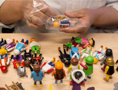 Jouets sur une table 