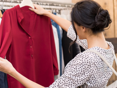 Femme fait son shopping