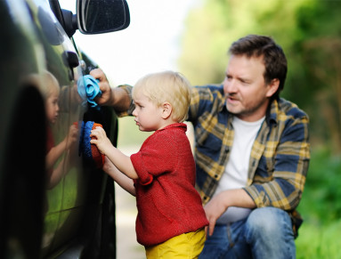 Papa et enfant vérifient une voiture