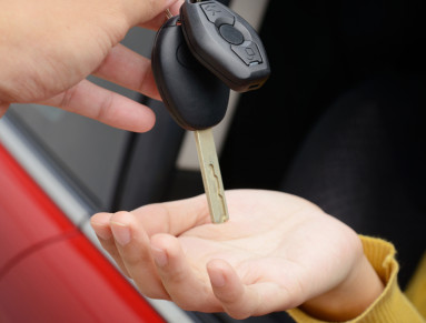 Donner les clés de voiture au nouveau propriétaire