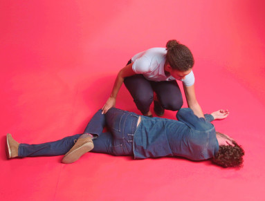 Femme mettant un homme en PLS