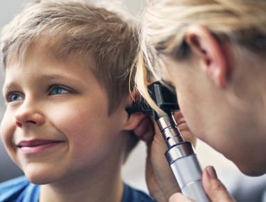 Médecin ausculte l'ouïe d'un garçon