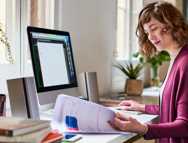 Femme réalisant sa déclaration d'impôts sur Internet