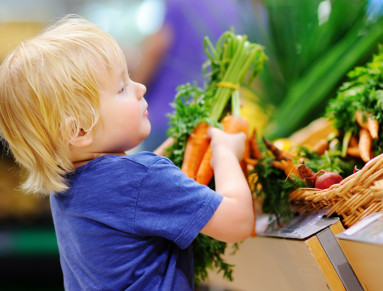 Enfant avec des légumes