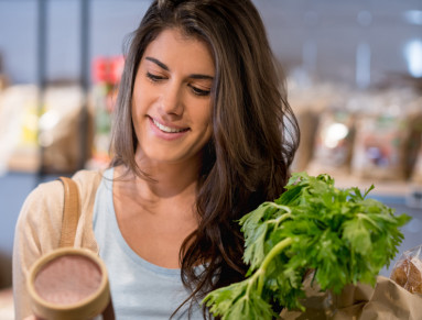Femme lisant une étiquette alimentaire