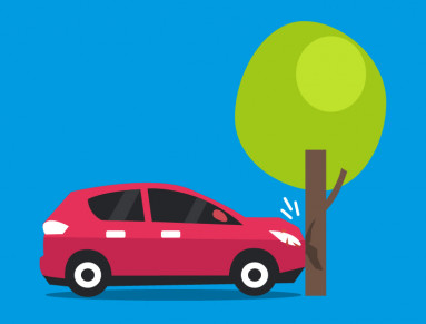 Voiture accidentée contre un arbre