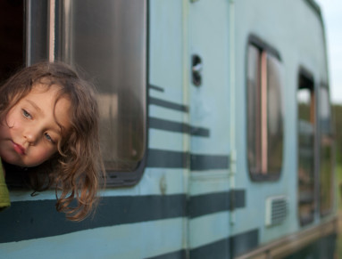 Enfant sortant la tête d'un camping car