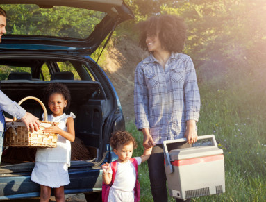 Famille préparant un voyage en voiture