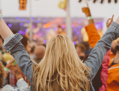 Festivaliers devant un concert