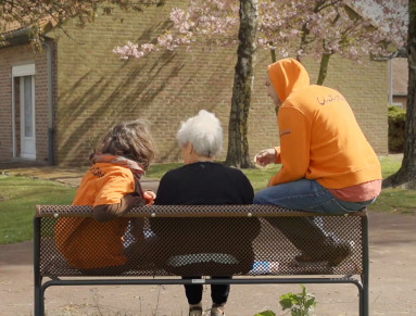 Deux jeunes en service civique accompagnent une personne âgée