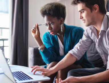 Un couple recherche un logement sur Internet