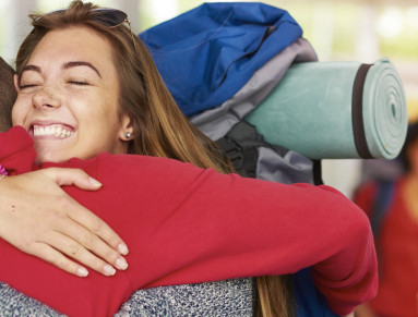 Une adolescente part en voyage pour l’été en laissant son père.
