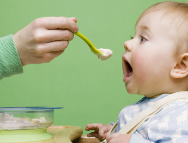 Un bébé à table sur sa chaise haute