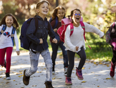 Des enfants sortent de l’école