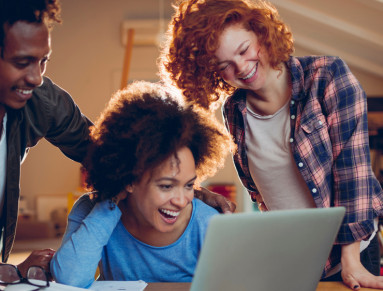 Des étudiants font des recherches sur Internet