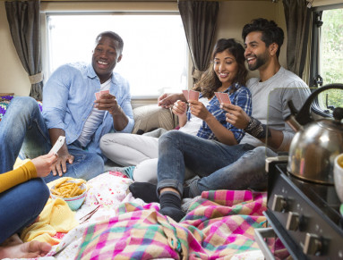 Des amis voyagent en camping-car