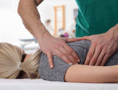 femme se faisant masser le dos