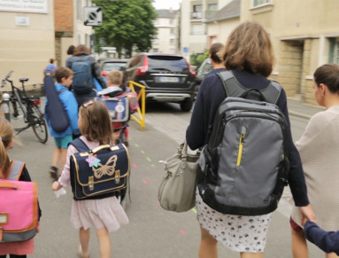enfants allant à l'école