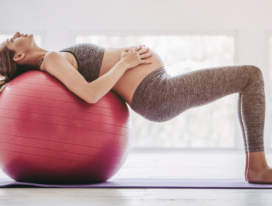 Femme faisant des exercices sur un ballon