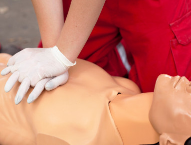 Pratiquez le massage cardiaque en cas d’arrêt cardiaque