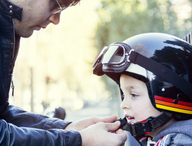 Le port du casque est obligatoire à moto