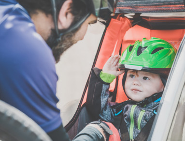 La remorque est une solution idéale pour transporter son enfant à vélo.