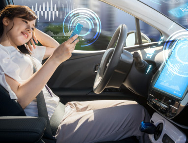 Une jeune femme se déplace dans une voiture autonome