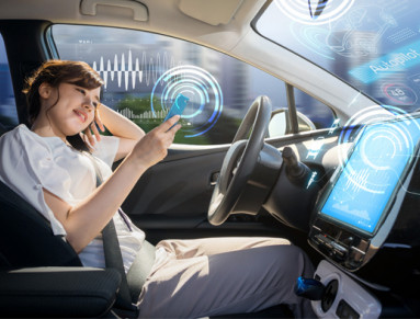 Une jeune femme se déplace dans une voiture autonome