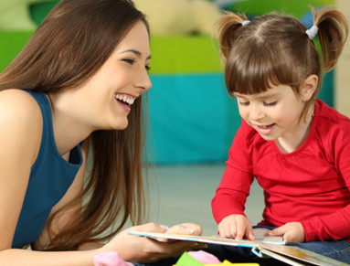 Faites garder vos enfants par une nounou à domicile.