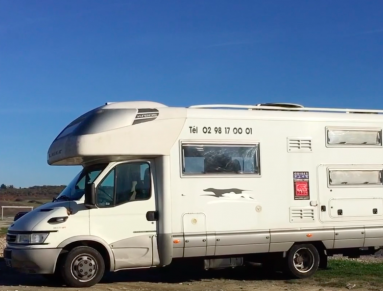 Un camping-car à l'arrêt.