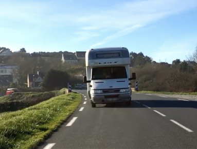 Un homme conduit un camping-car.