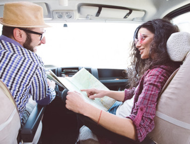 Un couple en camping-car observe une carte. 
