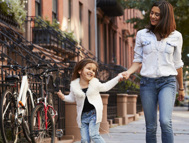 Une jeune au pair promène une petite fille dans les rues de New York.