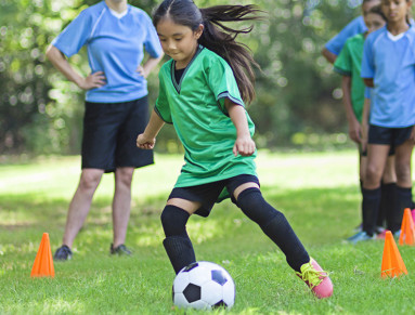 Une fille joue au foot