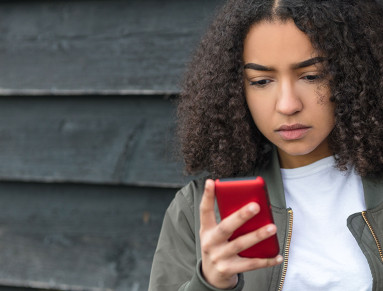 Comment réagir face au cyberharcèlement pour que votre ado retrouve confiance en lui ? 