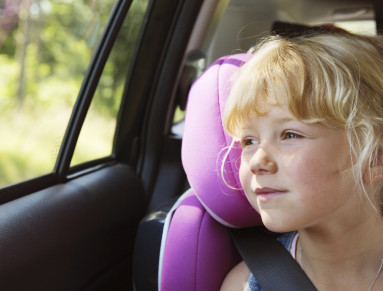 Les enfants relèvent les imprudences de leurs parents en voiture.