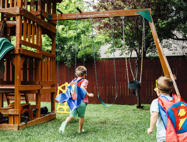 enfants jouant dans un jardin