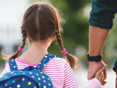 Pour anticiper cette séparation, incitez votre enfant à parler de ses émotions.