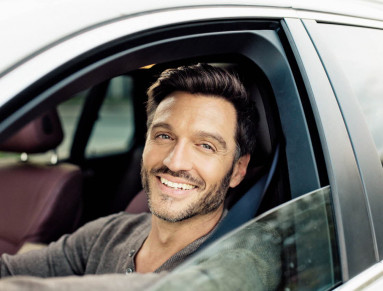 homme au volant