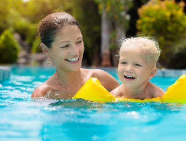 Pour faire découvrir les joies de la baignade à son bébé, on y va progressivement