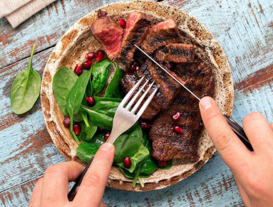 De petites quantités de viande française, locale et traçable : les trois bons réflexes pour une consommation raisonnée de viande.